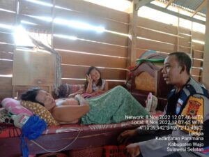 Sambangi Warganya Yang Sakit, Bhabinkamtibmas Polsek Pammana Berikan Bantuan