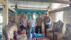 Didampingi Kasat Lantas,Wakapolres Wajo Jenguk Warga Yang Sakit