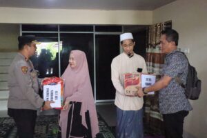 Polres Wajo Berbagi Jumat Berkah Bansos Sambil Himbau Bahaya Narkoba