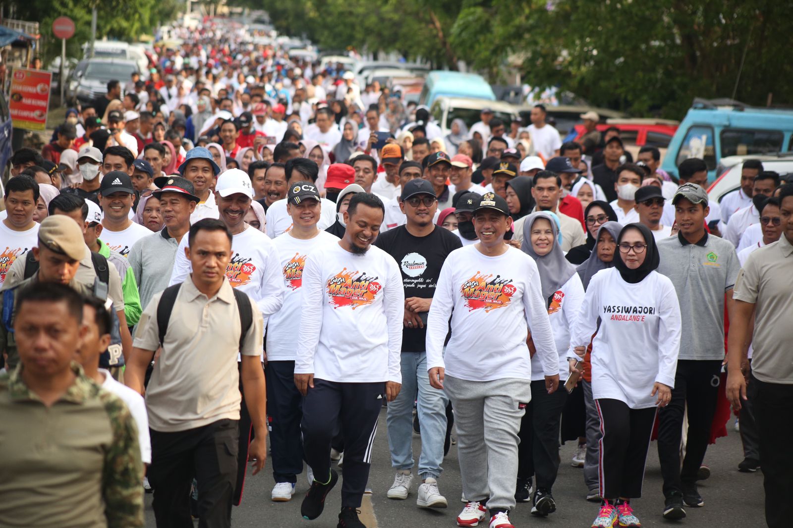 Ketua DPRD Wajo Dampingi Gubernur Sulsel Jalan Sehat Anti Mager di Kota Sengkang