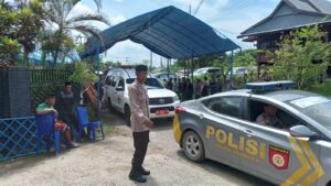 Personel Polsek Pammana Polres Wajo Kawal Jenazah Toko Masyarakat di Patila