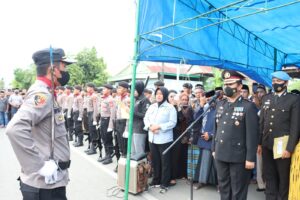 Waka Polres Wajo Pimpin Upacara Persemayaman dan Pemakaman Personil Polres Wajo