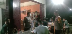 Antisipasi Gangguan Kamtibmas, Personel Polsek Sajoanging Polres Wajo Gelar Patroli Blue Light