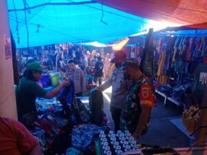 Kapolsek Penrang Polres Wajo Gelar Pamtur dan Patroli di Pasar Doping