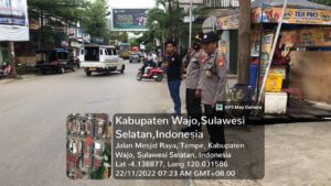 Personel Polres Wajo Melakukan Commander Wish di Titik Rawan Macet dan Laka