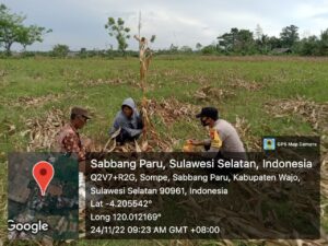 Sambangi Kebun Warga, Personil Polsek Sabbangparu Polres Wajo Motivasi Kembangkan Tanaman Pangan