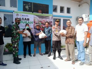 Pengamanan di Pasar Murah,Personil Polsek Pammana Himbau Warga Patuhi Prokes