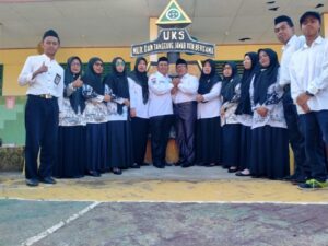 Siswa MIN 4 Wajo Beri Kado Spesial di Hari Guru Nasional