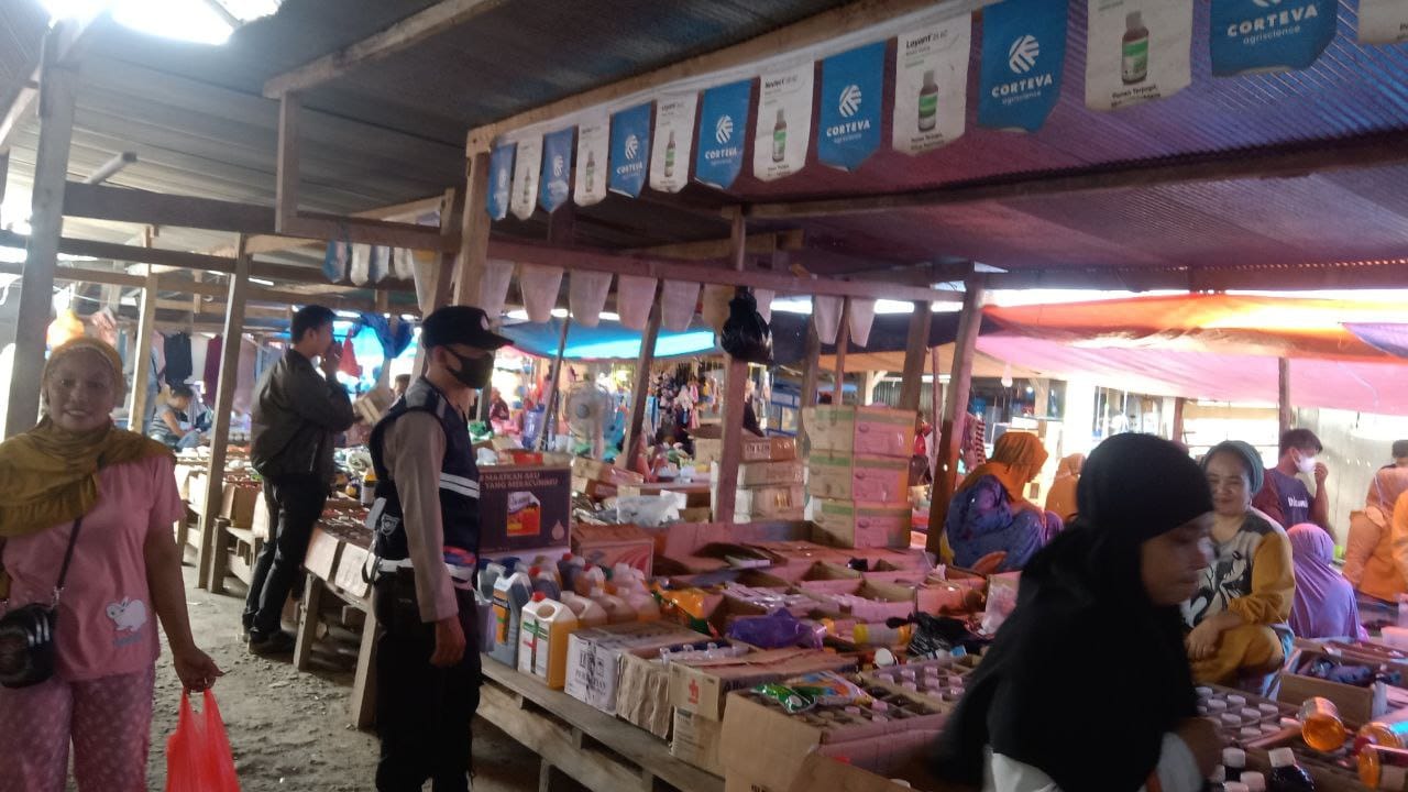 Cegah Aksi Kejahatan,Personil Polsek Sabbangparu Polres Wajo Gelar Patroli di Pasar Rakyat