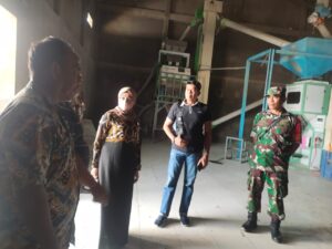 Personel Polsek Belawa Polres Wajo Dampingi Ketua Korcab Bulog Cek Stok Beras di Pabrik