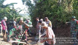 Bhabinkamtibmas Polres Wajo Gotong Royong Bersama Warga Perbaikan Jalan Perkebunan