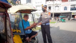 Satlantas Polres Wajo Kerjasama Wings Food Berbagi Jumat Berkah