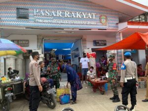 Personel Polsek Sabbangparu Polres Wajo Gelar Patroli dan Atur Lalin di Pasar Salojampu