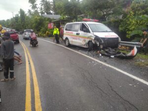 9 Korban Luka AkibatvMobil Ambulance RSUD Siwa Tabrakan Mobil Avanza di Mario