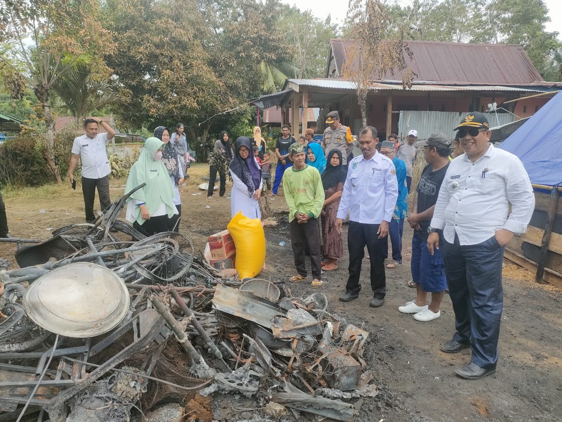 Bersama Kapolsek, Camat Pitumpanua Salurkan Bantuan Korban Kebakaran di Desa Lauwa
