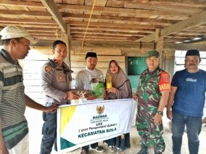 Kapolsek Bola Polres Wajo Bagi Sembako ke Warga Kurang Mampu di Solo