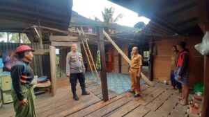 Kapolsek Maniangpajo Terjun Langsung Pantau Rumah Warga Terdampak Puting Beliung