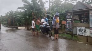 Kapolsek Sabbangparu Polres Wajo Giat Patroli dan Pantau Lokasi Banjir di Sejumlah Desa
