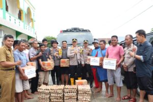 Kapolres Wajo Tinjau Langsung Lokasi Banjir di Belawa Sekaligus Beri Sembako