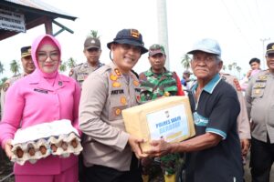 Kapolres Wajo bersama Ketua Bhayangkari Cabang Wajo Sisir Dua Kecamatan Memberikan Bantuan ke Warga Terdampak Banjir