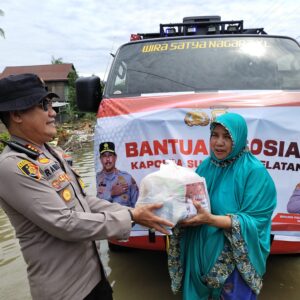 Kapolsek Belawa Bagikan Paket Sembako Bantuan dari Kapolda Sulsel