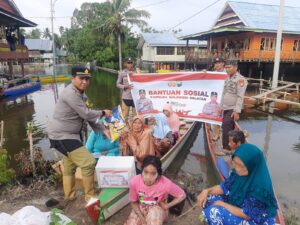 Didampingi Ketua Bhayangkari Ranting,Kapolsek Tanasitolo Salurkan Bantuan Kapolda,Kapolres Terhadap Korban Banjir