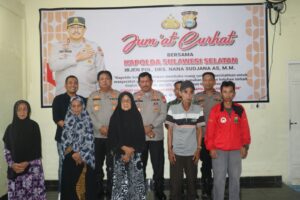 Jumat Curhat, Kapolda Sulsel Sambangi Warga Desa Lekopancing Maros, Sekaligus Bagi Sembako