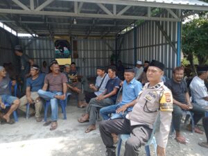 Personel Polsek Pammana Polres Wajo Melayat ke Rumah Warga Binaannya
