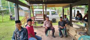 Bhabinkamtibmas Polsek Takkalalla Polres Wajo Sambang Desa Binaan Bukti Kedekatan Polisi Dengan Masyarakat