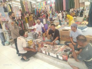 Personel Polsek Sajoanging Polres Wajo Melakukan Pengamanan di Pasar Rakyat Jalang