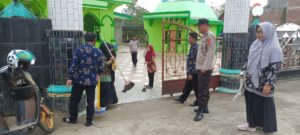 Bhabinkamtibmas Polsek Pammana Polres Wajo Melaksanakan Gotong Royong