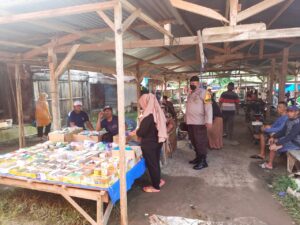 Sambangi Para Pedagang Pasar, Ini Pesan Bhabinkamtibmas