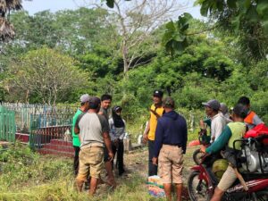 Lestarikan Gotong Royong, Bhabinkamtibmas Membantu Benahi Kuburan Warga Desa Binaan