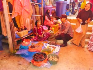 Ps Kanit Samapta Polsek Pammana Lakukan Gatur dan PAM di Lokasi Pasar Kampiri