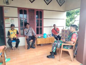 Bersinergi, Bhabinkamtibmas dan Babinsa Desa Macolliloloe Polsek Pitumpanua Polres Wajo Sambang Warga