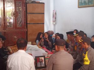 Kapolsek Tempe Polres Wajo Melayat ke Rumah Duka Ibu Bhayangkari yang Meninggal Dunia