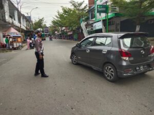 17 Personil Sat Lantas Polres Wajo Gatur Arus Lalin Dengan 12 Titik Rawan di Kota Sengkang