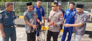 Gerak Cepat Kapolsek Urban Pitumpanua Datangi Kapal Patroli Unit Penyelenggara Pelabuhan (UPP) Kelas III Siwa yang Kebakaran