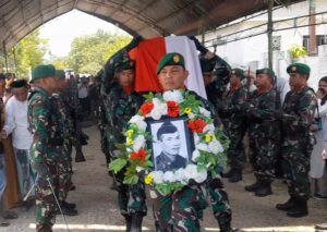 Di Usia 102 Tahun, Mantan Kodim 1420/Sidrap Meninggal, WS Danramil-10/Pitumpanua Komandan Upacara Persemayaman