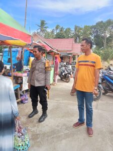 Personil Polsek Bola Polres Wajo Patroli Dialogis dan Pengamanan Aktifitas di Pasar Tradisional Solo