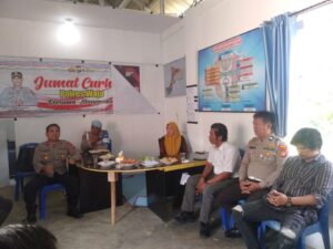 Serap Aspirasi Warga, Kapolsek Urban Pitumpanua Gelar Jumat Curhat di Kelurahan Siwa