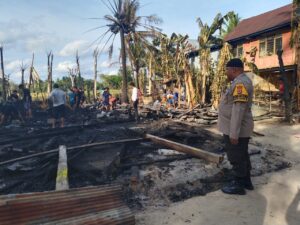 Anggota Polsek Takkalalla Datangi Lokasi Kebakaran di Desa Ceppaga