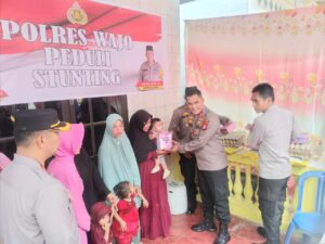 Jumat Curhat` Peduli Stunting, Kapolres Wajo Beri Bantuan Gizi dan Medis