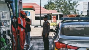 Personil Polsek Sabbangparu Polres Wajo Melaksanakan Pengamanan dan Binluh di SPBU Sabbangparu