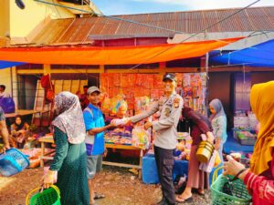 Personil Polsek Pammana Polres Wajo Gencar Patroli Kamtibmas di Pasar Kampiri