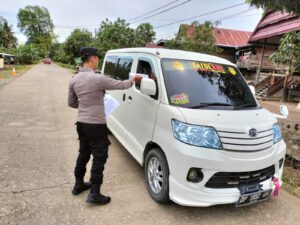 Ciptakan Situasi Kondusif di Bulan Ramadhan,Personil Polsek Belawa Bagikan Brosur Himbauan Kepada Masyarakat