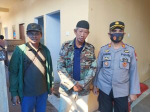 Kapolsek Takkalala Polres Wajo bersama Bhabinkamtibmas Pengamanan dan Atur Lalin di Pasar Tradisional