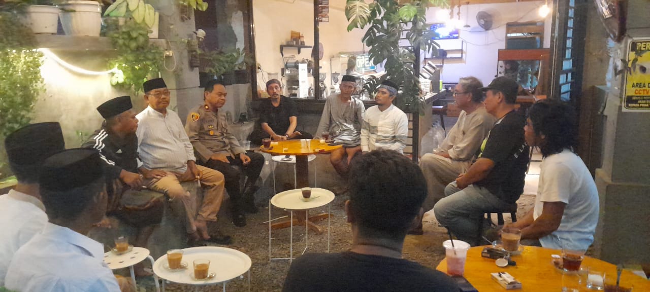 Giat Night Coffee,bKapolsek Urban Pitumpanua Bersama Anggota Dewan, LSM, Pers dan Tomas Bahas Narkoba dan Kupu-Kupu Malam