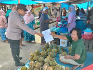 Wujudkan Sitkamtibmas Tetap Aman dan Kondusif, Personel Polsek Belawa Polres Wajo Bagi Brosur Himbauan