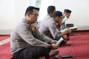 Waka Polres Wajo Bersama Personil Gelar Binrohtal di Masjid At Taqwa